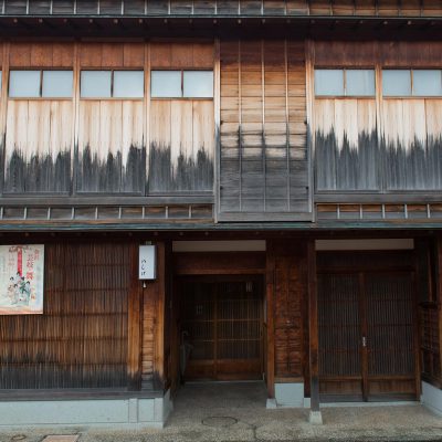 Le vieux quartier de Higashi Chaya-machi, avec ses rues bordées de maisons de geishas aux fenêtres en lattes de bois et aux vastes portes, a conservé son atmosphère de quartier de plaisirs.