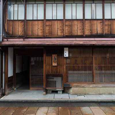 Le vieux quartier de Higashi Chaya-machi, avec ses rues bordées de maisons de geishas aux fenêtres en lattes de bois et aux vastes portes, a conservé son atmosphère de quartier de plaisirs.