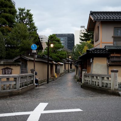 Le quartier des samouraïs, Nagamachi District
 - Dans cet ancien quartier de samouraïs, certaines résidences de ces vassaux des hautes et moyennes classes se visitent, notamment la villa Nomura, propriété d’un guerrier du XVIe siècle, avec son jardin ornemental.