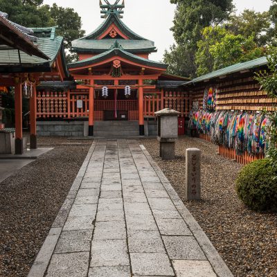 Le temple Fushimi Inari-taisha. Le sanctuaire se compose de plusieurs bâtiments dont la porte Sakura-mon et le sanctuaire  , suivi d’un tunnel de 4km de long constitué de milliers de portes torii rouges traçant un chemin à travers les bois.