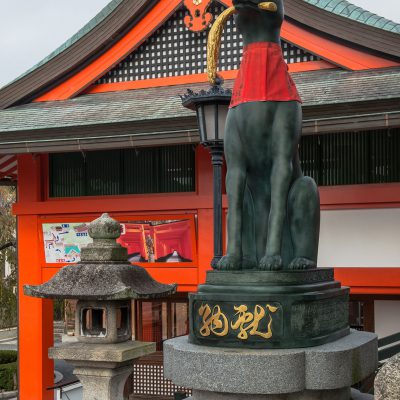 Le temple Fushimi Inari-taisha. Le sanctuaire se compose de plusieurs bâtiments dont la porte Sakura-mon et le sanctuaire  , suivi d’un tunnel de 4km de long constitué de milliers de portes torii rouges traçant un chemin à travers les bois.