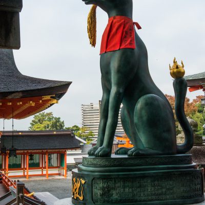 Le temple Fushimi Inari-taisha. Les statues de renards tiennent un objet symbolique dans la gueule ou sous une patte avant - le plus souvent un bijou,une clé, mais aussi une gerbe de riz…