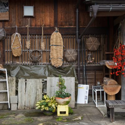 Le village est célèbre pour ses fermes, qui sont construites dans un style architectural unique connu sous le nom gasshō-zukuri. Le nom signifie «construction en mains jointes», comme pour une prière, se référant aux toits pentus qui empêchent la neige de s'y accumuler l'hiver. Sous les toits, le grand espace de grenier était utilisé pour héberger des vers à soie.