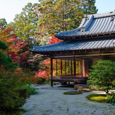 Le temple Eikando Zenrin-ji - En 853, au tout début de la période Heian, le prêtre Shinjo, un disciple de Kobo Daishi Kukai, fit construire un temple dédié à la pratique du Bouddhisme Shingon, sur le site de l’actuel Zenrin-ji. Dix ans plus tard, Shinjo reçut la permission de l’Empereur Seiwa d’établir un temple, qui reçut le nom de Zenrin-ji.