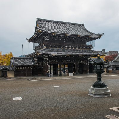 L'Higashi Hongan-ji, ou « temple oriental du vœu originel », est l'un des deux temples dominants de la secte Jōdo shinshū au Japon et à l'étranger, l'autre étant le Nishi-Hongan-ji.