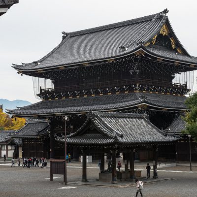 L'Higashi Hongan-ji, ou « temple oriental du vœu originel », est l'un des deux temples dominants de la secte Jōdo shinshū au Japon et à l'étranger, l'autre étant le Nishi-Hongan-ji.