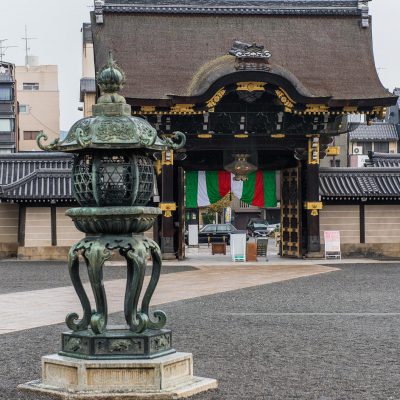 Le Hongan-ji (« Temple du Vœu originel » ?), aussi romanisé « Hongwan-ji » de façon archaïque, est le nom collectif de la plus grande école du bouddhisme japonais Jodo Shinsho (avec d’autres sous-divisions en branches Nishi et Higashi). « Hongan-ji » peut également faire référence à un quelconque ensemble de plusieurs bâtiments de temples contemporains associés à la secte.