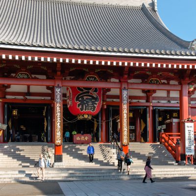 La construction de la porte Hozomon remonte à 942, lorsque le commandant militaire Taira no Kinmasa en fit offrande au temple afin d’honorer la déesse Kannon pour avoir répondu à sa prière de devenir le seigneur de la province de Musashi.