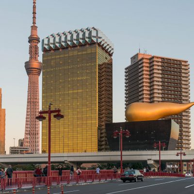 La brasserie Asahi et sa flamme dorée (Philippe Starck 1989).