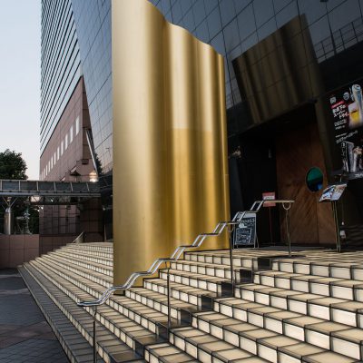 La brasserie Asahi et sa flamme dorée (Philippe Starck 1989). Situé sur la rive gauche de la Sumida-gawa dans l'arrondissement de Sumida à Tokyo au Japon.