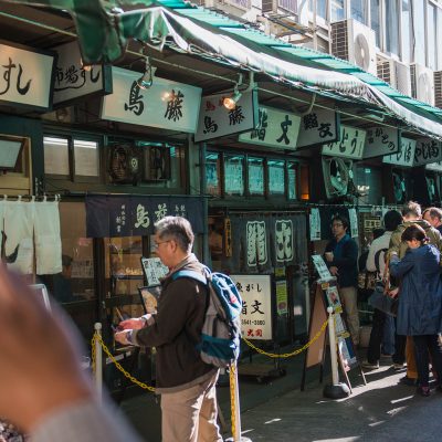 Marché aux poissons de Tsukiji : c’est le principal marché aux poissons de la métropole de Tokyo et le plus grand marché de gros du monde pour les poissons et fruits de mer. Il se trouve dans le quartier de Tsukiji, arrondissement de Chuo, à Tokyo.
