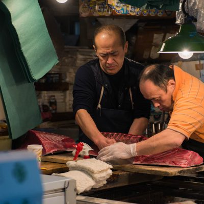 Marché aux poissons de Tsukiji : c’est le principal marché aux poissons de la métropole de Tokyo et le plus grand marché de gros du monde pour les poissons et fruits de mer. Il se trouve dans le quartier de Tsukiji, arrondissement de Chuo, à Tokyo.