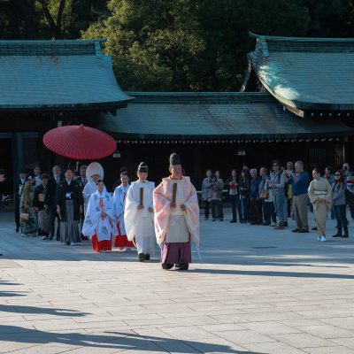 Cérémonie de mariage shinto : procession jusqu’au sanctuaire.
