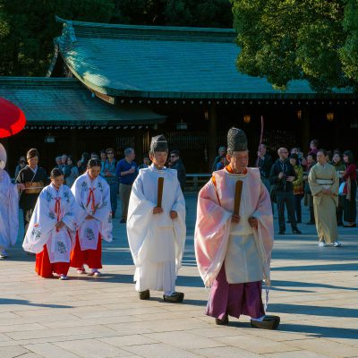 Mariage traditionnel japonais au sanctuaire Meiji jingu - Tokyo - Japon.