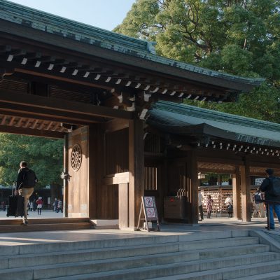 Le temple Meiji-jingu est un vaste sanctuaire contigu au parc Yoyogi, dans le quartier de Harajuku, appartenant à l’arrondissement de Shibuya à Tokyo.