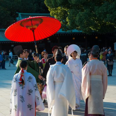 Le mariage shinto se dit en japonais shinzen kekkon, littéralement (mariage devant les divinités), et la cérémonie shinzen shiki. Il se déroule dans un sanctuaire shinto.