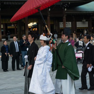 Le mariage japonais traditionnel sera un mariage shintoïste qui se déroulera dans un sanctuaire shinto mais le couple doit avoir été marié civilement et légalement avant la cérémonie religieuse. 