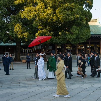 Cérémonie de mariage shinto : procession jusqu’au sanctuaire.
