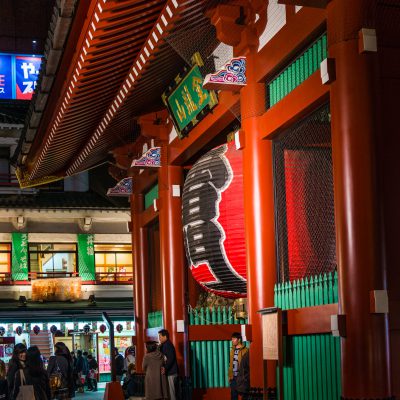 La porte Kaminari- mon marque l’entrée du Senso-ji, son nom signifie littéralement « la porte du tonnerre ». Laquée vermillon, elle supporte la plus grande lanterne de papier du Japon.