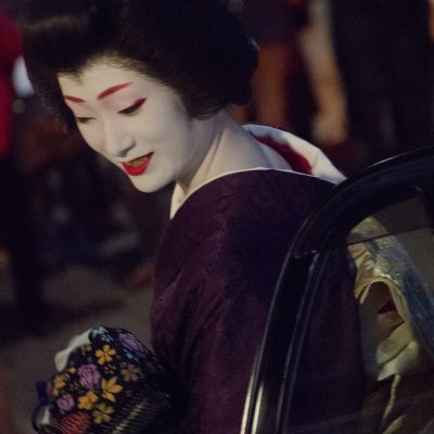 Gion : le quartier traditionnel au cœur de Kyoto. - Le maquillage de la Geisha va évoluer avec son expérience. Lors de son apprentissage la Maiko est lourdement fardée. Lors de son intronisation comme Geisha, le maquillage change pour devenir plus sobre.