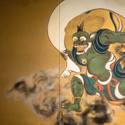 Le temple Kennin-ji : paravent peint par l'artiste Sotatsu Tawaraya, il représente les dieux "Fujin", et "Raijin" (Vent et Tonnerre) séparés par l'immensité du ciel.