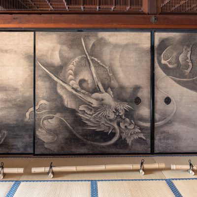 Le temple Kennin-ji. Portes coulissantes peintes : Dragons des nuages de Kaihô Yûshô (ère Momoyama 1573-1603) classé Bien Culturel Important