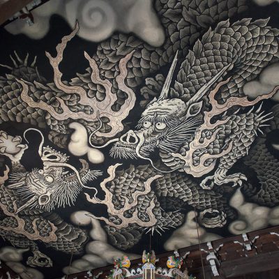 Le temple Kennin-ji. - Le plafond de la salle principale présente une magnifique fresque de dragons jumeaux stylisés qui fut réalisée par le peintre JUNSAKU KOIZUMI à l’occasion du 800e anniversaire de la fondation du temple.