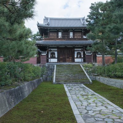 Le temple Kennin-ji est situé en plein cœur de GION est le plus vieux site Zen de Kyoto. Fondé en 1202 par le moine EISAI (EilleSaille) dont l’urne funéraire y repose, le KENNINJI compte parmi les 5 plus grands temples Zen de Kyoto.