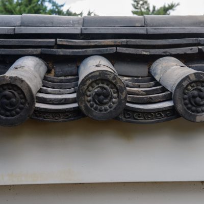 Le temple Kennin-ji est situé en plein cœur de GION est le plus vieux site Zen de Kyoto. Fondé en 1202 par le moine EISAI (EilleSaille) dont l’urne funéraire y repose, le KENNINJI compte parmi les 5 plus grands temples Zen de Kyoto.