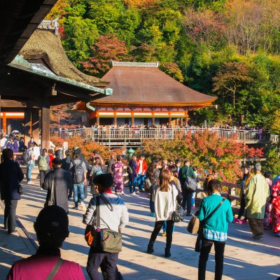 Le bâtiment principal du Kiyomizu-dera est célèbre pour sa plateforme, soutenue par des centaines de piliers, à flanc de colline et qui donne une vue impressionnante de Kyoto. Il y a aussi une pagode à trois étages et d’autres structures classées.