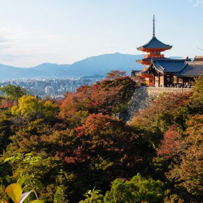 Le temple Kiyomizu-dera. Grâce à sa terrasse en bois de plus de 13 mètre de long, le visiteur a une vue imprenable qui lui permet de surplomber la colline et ses environs.