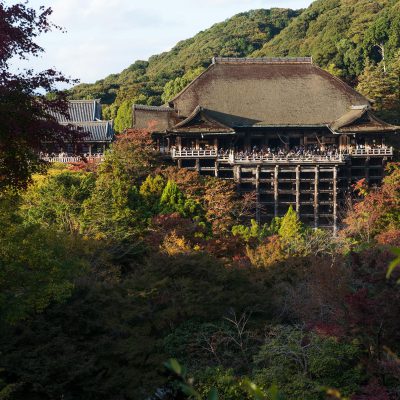 Le temple Kiyomizu-dera. Grâce à sa terrasse en bois de plus de 13 mètre de long, le visiteur a une vue imprenable qui lui permet de surplomber la colline et ses environs.