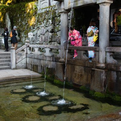 Le temple Kiyomizu-dera. En contrebas du bâtiment principal se trouve la chute d'eau Otowa-no-taki, d'où trois canaux plongent dans une mare. Les visiteurs du temple boivent de cette eau dans des coupelles en fer, eau qui aurait des propriétés thérapeutiques. Il est dit que boire de l'eau des trois canaux confère santé, longévité et succès dans les études.