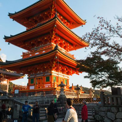 Le temple Kiyomizu-dera. Pagode à trois étages surmontée d’une flèche de métal forgé.