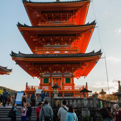 Le temple Kiyomizu-dera. Pagode à trois étages surmontée d’une flèche de métal forgé.