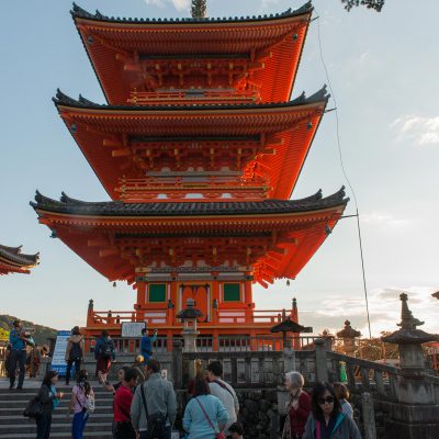 Le temple Kiyomizu-dera. Pagode à trois étages surmontée d’une flèche de métal forgé.
