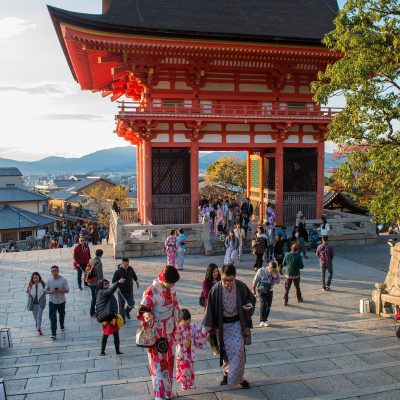 Porte Niō-mon - Le temple Kiyomizu-dera - Au Japon on peut croiser très régulièrement dans une journée des femmes portant des yukatas (kimonos d’été) colorés et fleuris, ainsi que des getas (tongs en bois)