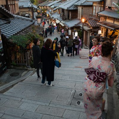 Secteur de Higashiyama, non loin du quartier de Gion. Au Japon on peut croiser très régulièrement dans une journée des femmes portant des yukatas (kimonos d’été) colorés et fleuris, ainsi que des getas (tongs en bois).