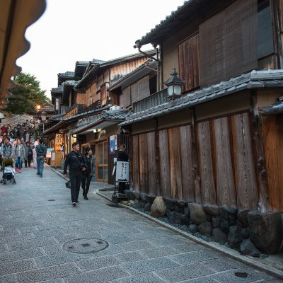 Secteur de Higashiyama  - Kyoto est  - Japon - Les ruelles japonaises traditionnelles de Ninenzaka et Sannenzaka se situent dans le quartier historique de Higashiyama, à l’est de Kyoto. Restaurants et boutiques de souvenirs bordent les nombreuses marches de ces rues pavées et piétonnes qui permettent de rejoindre les temples des environs.
