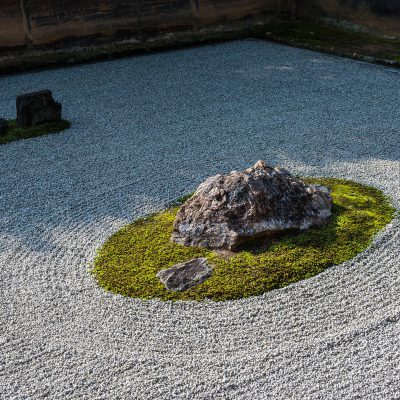 Ryōan-ji est un monastère zen situé dans le Nord-Ouest de Kyōto, construit au xviᵉ siècle, à l'époque de Muromachi. Il fait partie du Patrimoine mondial de l'UNESCO, étant l'un des monuments historiques de l'ancienne Kyoto.