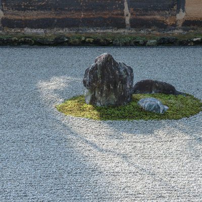 Ryōan-ji est un monastère zen situé dans le Nord-Ouest de Kyōto, construit au xviᵉ siècle, à l'époque de Muromachi. Il fait partie du Patrimoine mondial de l'UNESCO, étant l'un des monuments historiques de l'ancienne Kyoto.