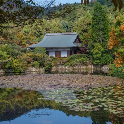 Ryōan-ji est un monastère zen situé dans le Nord-Ouest de Kyōto, construit au xviᵉ siècle, à l'époque de Muromachi. Il fait partie du Patrimoine mondial de l'UNESCO, étant l'un des monuments historiques de l'ancienne Kyoto.