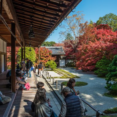 Le temple Tenjuan est lui aussi ouvert au public. C’est un petit temple secondaire dédié au maître zen qui servit l’empereur Kameyama en tant que directeur de conscience. La grande salle, la porte et la salle d’étude de Tenjuan remontent au début du XVIIe siècle.