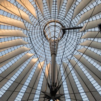 Le Sony-Center situé sur la Potsdamer Platz fait partie des nouveaux quartiers de construction les plus impressionnants de Berlin.