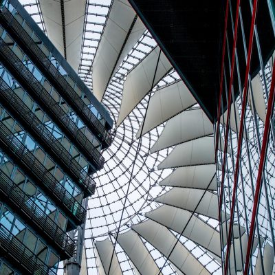Le Sony-Center situé sur la Potsdamer Platz fait partie des nouveaux quartiers de construction les plus impressionnants de Berlin.