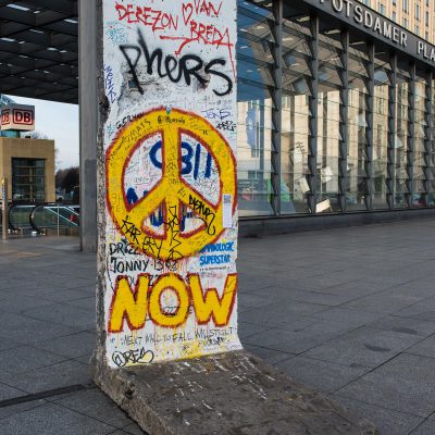La Potsdamer Platz de Berlin est l’exemple le plus marquant du renouveau urbain qui a transformé Berlin en un "Nouveau Berlin" au cours des années 1990. Le quartier d’aujourd’hui consiste en trois îlots connus sous le nom de Daimler City, Sony Center et Beisheim Center. Ils ont littéralement métamorphosé le terrain vague abandonné où passait, jusqu’en 1989, le Mur de Berlin séparant l’Est et l’Ouest.