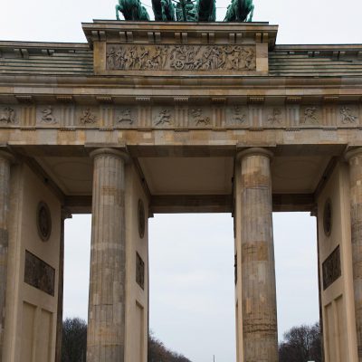 La porte de Brandebourg a été érigée entre 1788 et 1791, selon les plans de Carl Gotthard Langhans. A l'époque de la RDA, la porte de Brandebourg était un symbole de la division de l'Allemagne. Quand l’Allemagne fut réunifiée, après la chute du mur de Berlin en novembre 1989, la porte de Brandebourg retrouva rapidement son statut de symbole de l’unité du nouveau Berlin. La porte de Brandebourg est surmontée par le Quadrige. Cette sculpture représentant la Déesse de la Victoire, par Johan Gottfried Schadow, a été dressée sur la porte en 1793. Entre 1806 à 1814, elle a été confisquée comme trophée en France, à l’époque de la rivalité militaire entre la France napoléonienne et la Prusse pour la domination impériale.