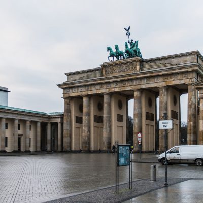 La porte de Brandebourg a été érigée entre 1788 et 1791, selon les plans de Carl Gotthard Langhans. A l'époque de la RDA, la porte de Brandebourg était un symbole de la division de l'Allemagne. Quand l’Allemagne fut réunifiée, après la chute du mur de Berlin en novembre 1989, la porte de Brandebourg retrouva rapidement son statut de symbole de l’unité du nouveau Berlin. La porte de Brandebourg est surmontée par le Quadrige. Cette sculpture représentant la Déesse de la Victoire, par Johan Gottfried Schadow, a été dressée sur la porte en 1793. Entre 1806 à 1814, elle a été confisquée comme trophée en France, à l’époque de la rivalité militaire entre la France napoléonienne et la Prusse pour la domination impériale.