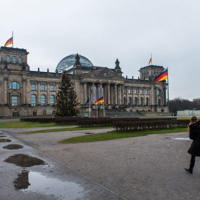 Le palais du Reichstag, achevé en 1894, symbolisait l’unité nationale allemande et à la création du Reich allemand en 1871. La fameuse inscription "Dem Deutschen Volk" (Au peuple allemand), ajoutée en 1916, couronne toujours l’entrée monumentale. Le Reichstag souffrit de dégradations et de destructions au cours du 20ème siècle. Apres la réunification, le Bundestag, transféré de Bonn à Berlin, s'installa dans le bâtiment du Reichstag.