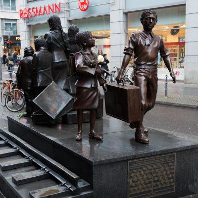 Deux groupes de sculptures supplémentaires commémorant le départ et le voyage du Kindertransport ont été érigés à Berlin et Gdansk en 2008 et 2009. "Les trains à la vie, les trains à mort" et "Kindertransport - le départ".